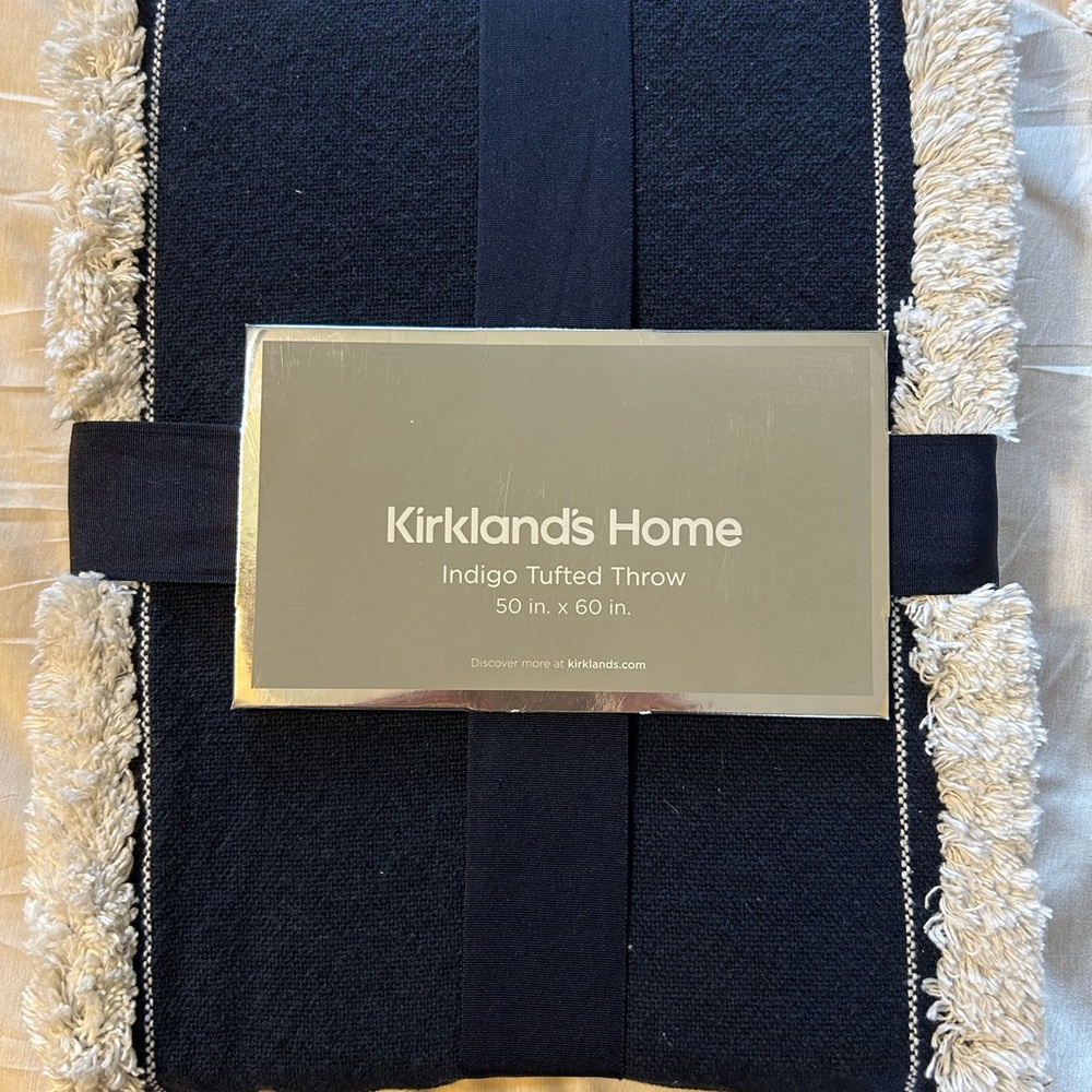 ❄️ NWT Kirkland Home Indigo Tufted Throw